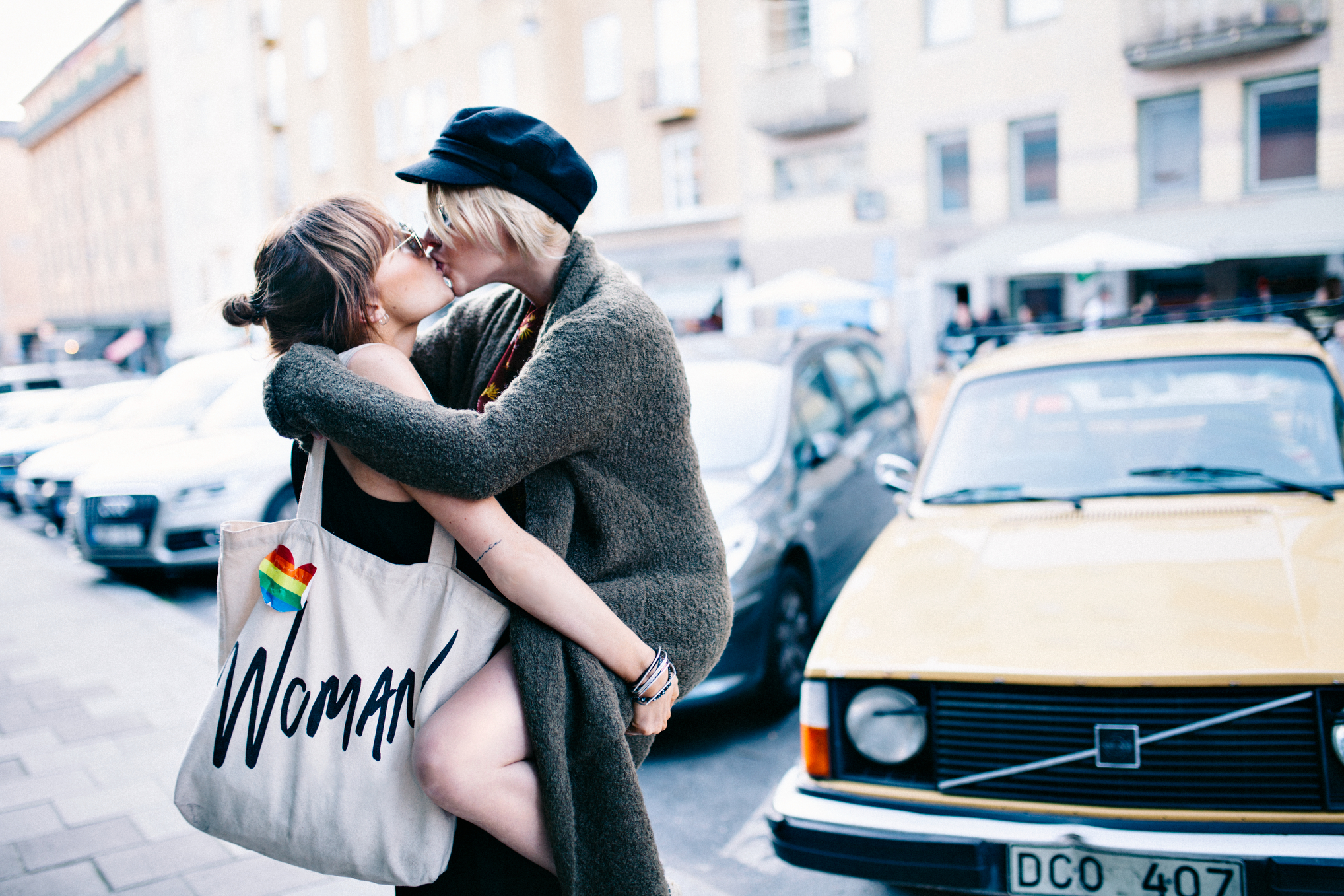 tjejer-som-kyssas-stockholm-pride-fotografi (1)